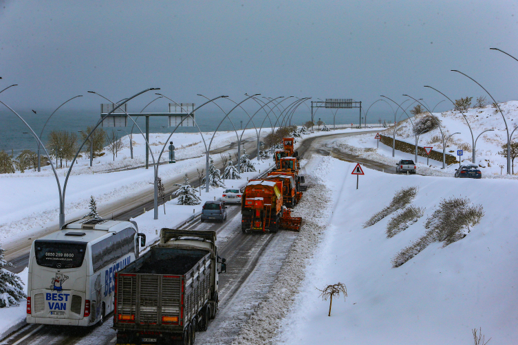 Karayolları ekipleri, Doğu'daki 6 ilde 320 iş makinesiyle karla mücadele edecek