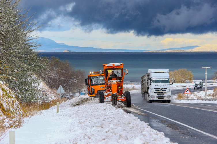 Karayolları ekipleri, Doğu'daki 6 ilde 320 iş makinesiyle karla mücadele edecek
