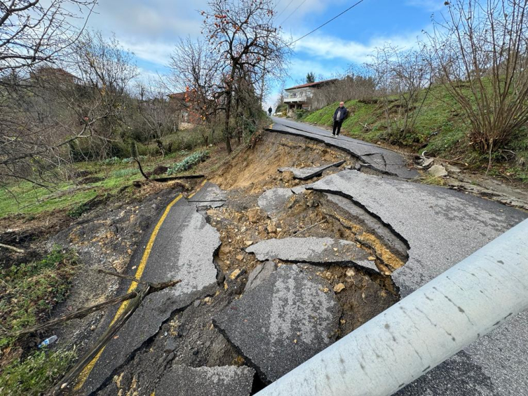 Düzce'de heyelan nedeniyle iki köy arasında ulaşım sağlanamıyor