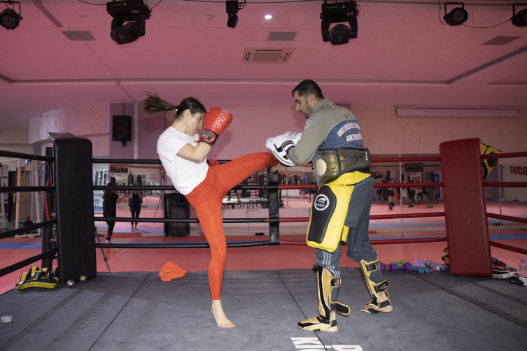Dünya şampiyonu kicks boksçu Erivan Barut yeni başarılar için sıkı çalışıyor