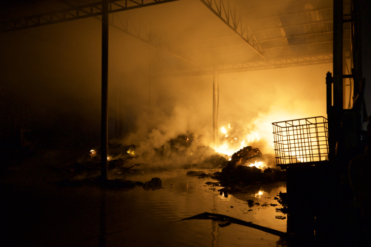 Eskişehir'de geri dönüşüm tesisinde çıkan yangın kontrol altına alındı