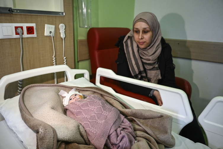 Filistinli 3 günlük bebek müdahaleyle hayata tutundu