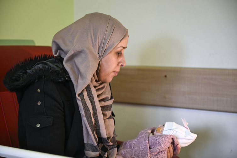 Filistinli 3 günlük bebek müdahaleyle hayata tutundu