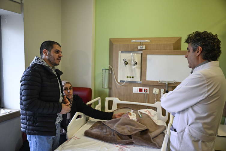 Filistinli 3 günlük bebek müdahaleyle hayata tutundu