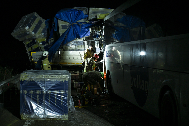 Kuzey Marmara Otoyolu’nda yolcu otobüsü ile tır çarpıştı: 1 ölü, 37 yaralı