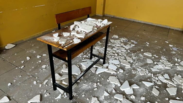 Ders sırasında sınıfın tavan alçısı döküldü: 7 öğrenci hafif yaralı