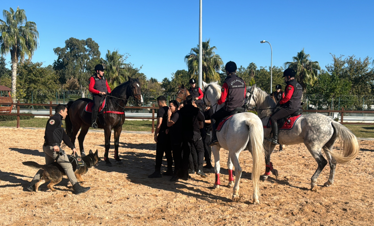 Adana'da atlı polisler toplumsal olaylara karşı tatbikat yaptı