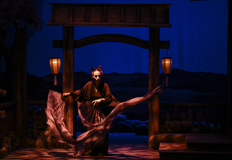 Madama Butterfly operası, prömiyer öncesi sanatsever öğrenciler için perdelerini açtı