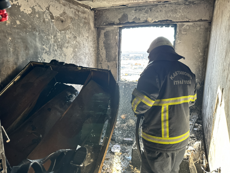 Kastamonu'da 10 katlı binada yangın