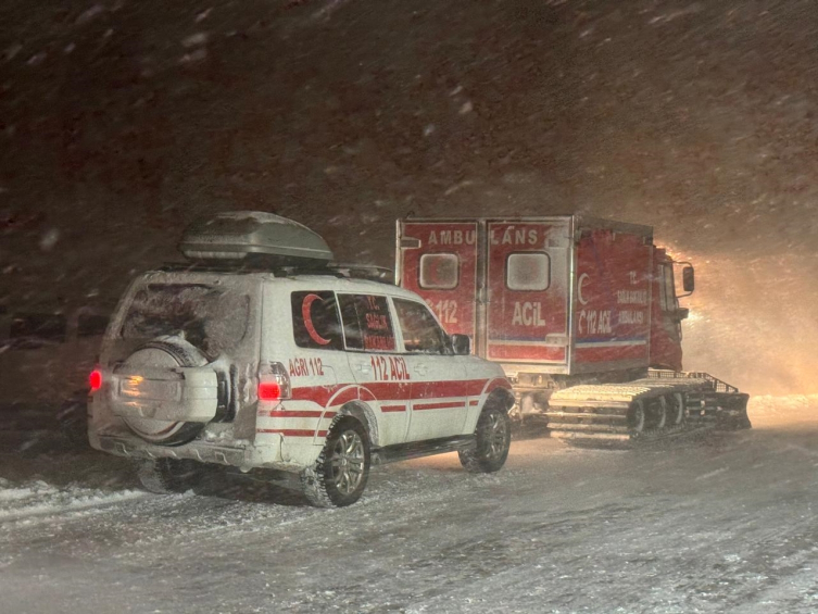 Ağrı'da kepçe uçuruma yuvarlandı: 1 kişi hayatını kaybetti, 3 kişi kayıp