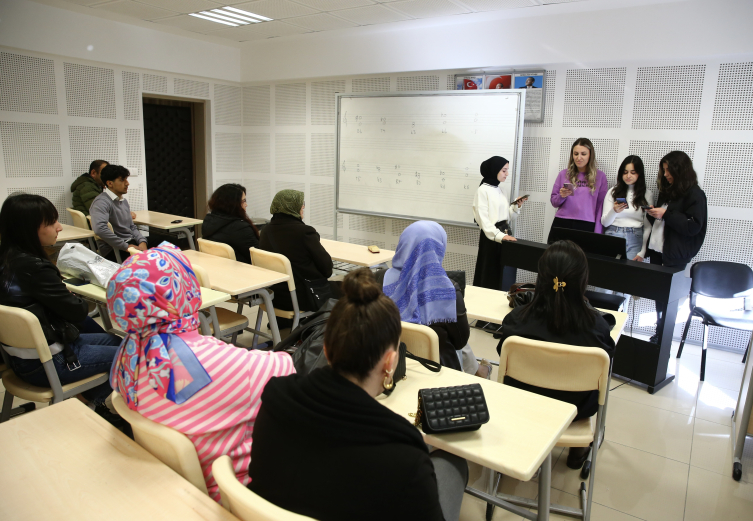 Giresun'da üniversite özlemi yaşayan 10 kadın üniversitelilerle derse girdi