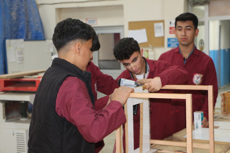 Silopi'de meslek liseli gençler atık malzemelerden kedi ve kuş yuvası yapıyor
