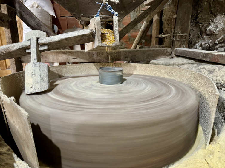 Değirmenin çarkını 4 kuşaktır aynı aile döndürüyor