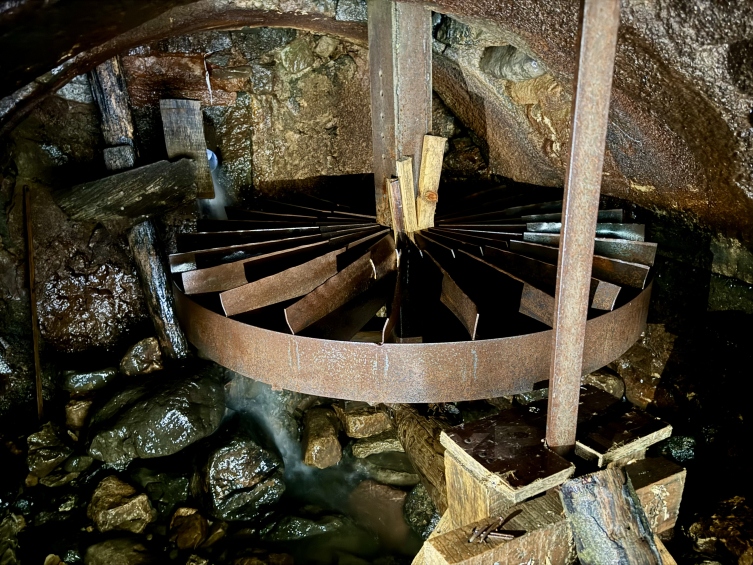 Değirmenin çarkını 4 kuşaktır aynı aile döndürüyor