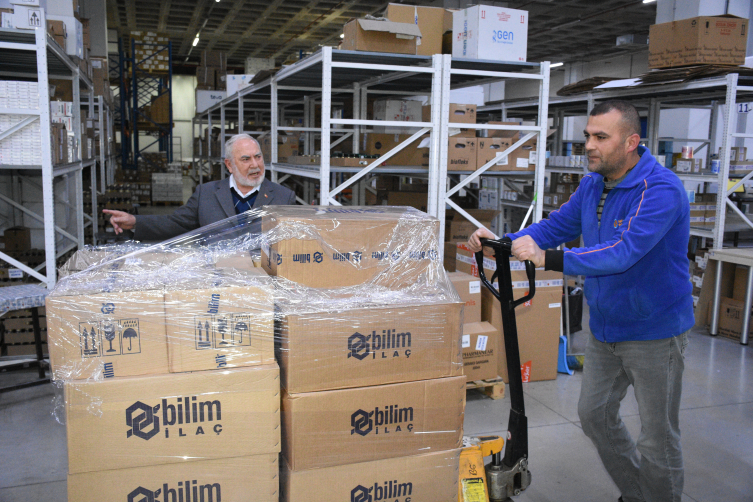 Ecza sektöründeki 66 yıllık birikimini gençlere aktarıyor