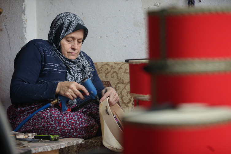 Bursalı Enver usta 60 yıldır tef ve davul üretiyor