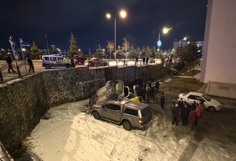 Erzurum'da iki otomobil çarpıştı: 2 yaralı