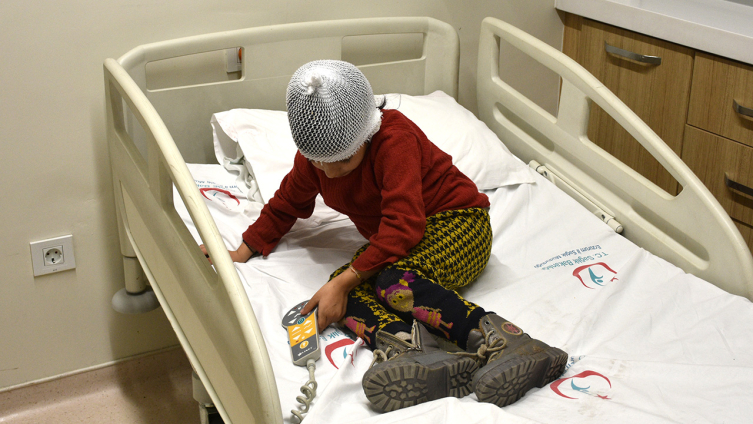 Sokak köpekleri 8 yaşındaki kız çocuğuna saldırdı