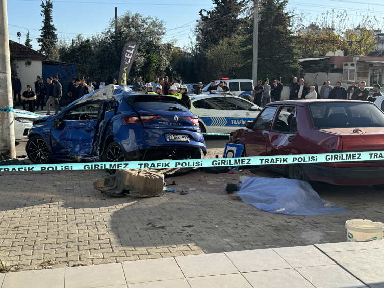 Durakta bekleyen yolculara otomobil çarptı: 2 kişi hayatını kaybetti, 1 kişi yaralandı