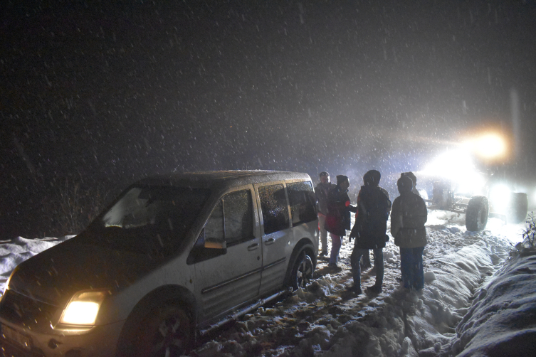 Bitlis'te kar ve tipi nedeniyle yolda mahsur kalanlar kurtarıldı