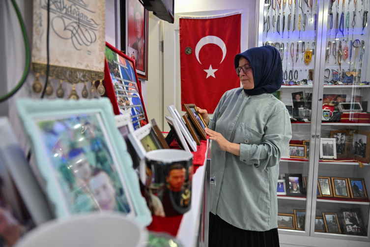 Şehit annesi hasretini anı odasıyla gidermeye çalışıyor