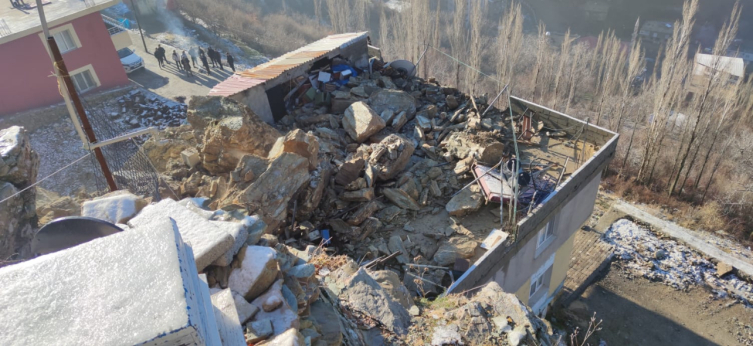Şırnak'ta bir evin üzerine kaya düştü