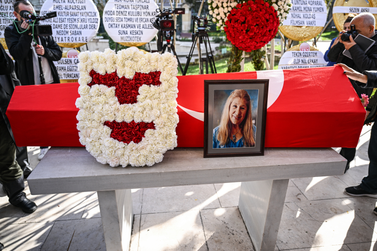 Usta sanatçı Ayla Algan son yolculuğuna uğurlandı