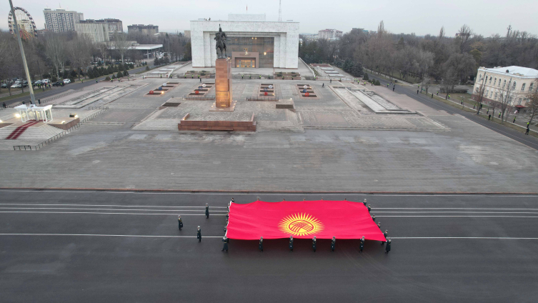 İşte Kırgızistan'ın yeni bayrağı