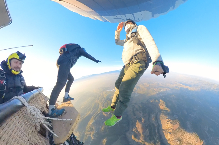 Pamukkale'de paraşütçiler sıcak hava balonundan atladı
