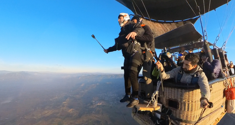 Pamukkale'de paraşütçiler sıcak hava balonundan atladı