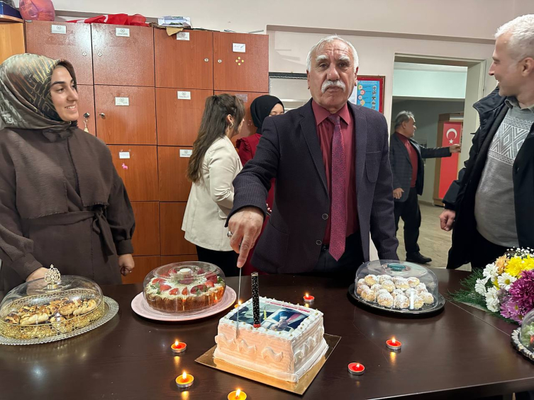 Doğum gününde emekli olan öğretmene duygulandıran veda