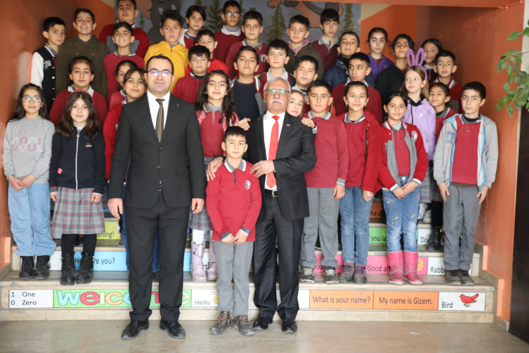 Doğum gününde emekli olan öğretmene duygulandıran veda