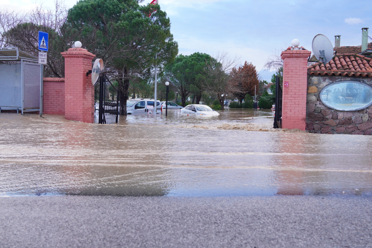 Ayvalık'ta sağanak: Dere taştı, ev ve iş yerlerini su bastı