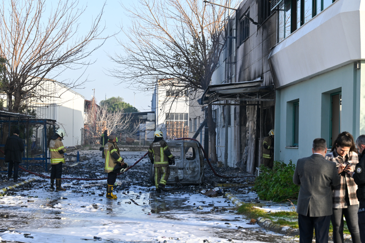İzmir'de kozmetik ürünleri deposunda yangın: 1 işçi hayatını kaybetti