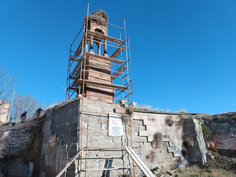 Kayseri'de tarihi çan kulesinin restorasyonu için leyleklerin göçü beklendi