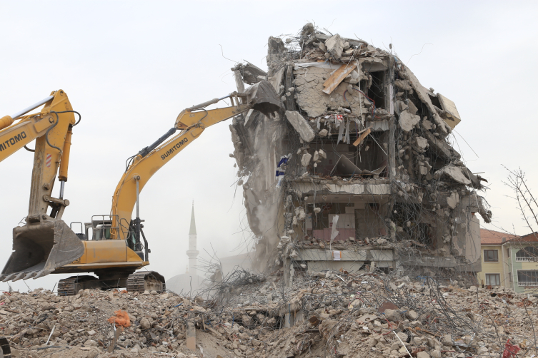 Malatya'da ağır hasarlı yapıların yıkımında sona gelindi
