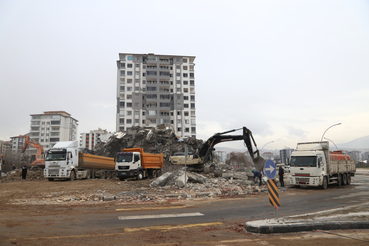 Malatya'da ağır hasarlı yapıların yıkımında sona gelindi