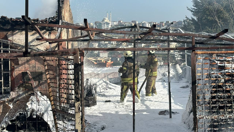 Arnavutköy'de plastik atölyesinde yangın