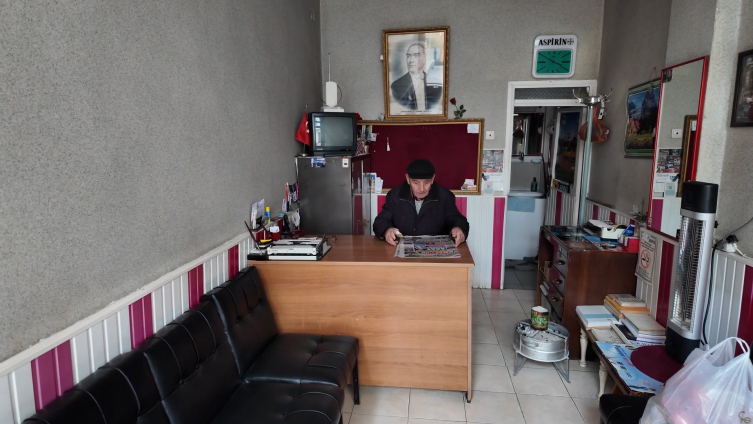 59 yıldır arzuhalciliği sürdürüyor