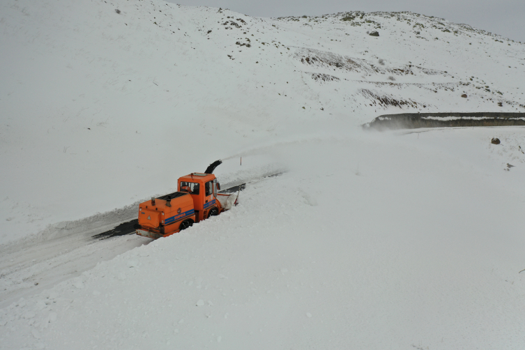 Ağrı'da 2 bin metre rakımda karla mücadele