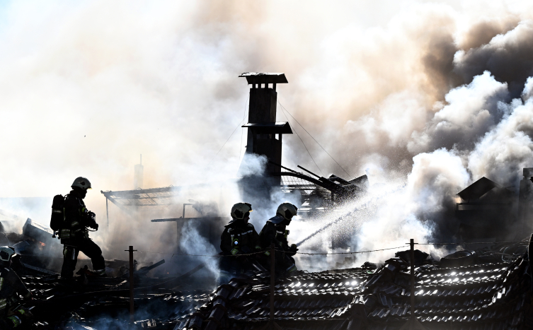 Başkentte 7 katlı binanın çatısında çıkan yangın 9 saatlik çalışma sonunda söndürüldü