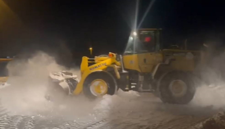 Kar nedeniyle yolu kapanan köyde rahatsızlanan bebek kurtarıldı