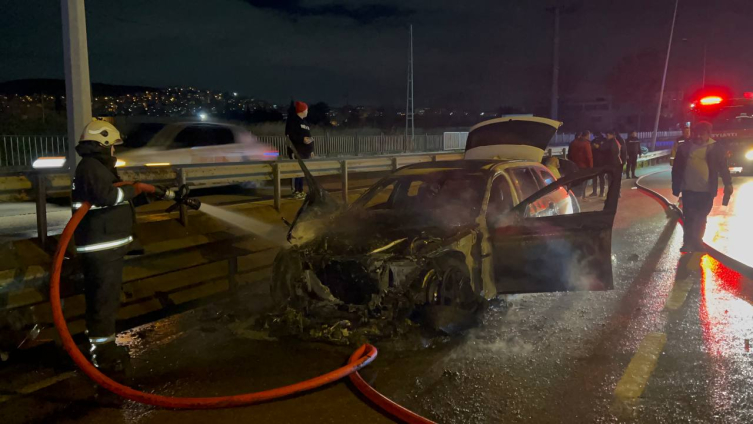 D-100'de seyir halindeki otomobil yandı