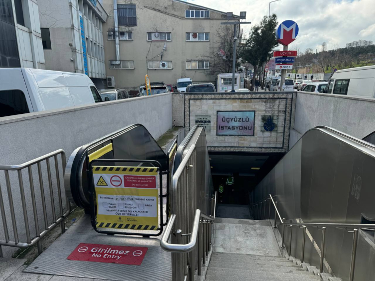 Metro istasyonunun yürüyen merdiven basamakları yerinden çıktı
