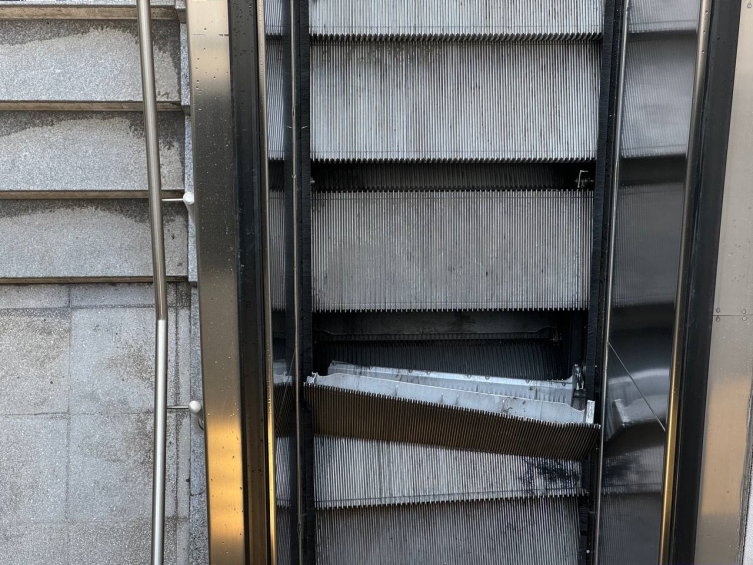 Metro istasyonunun yürüyen merdiven basamakları yerinden çıktı