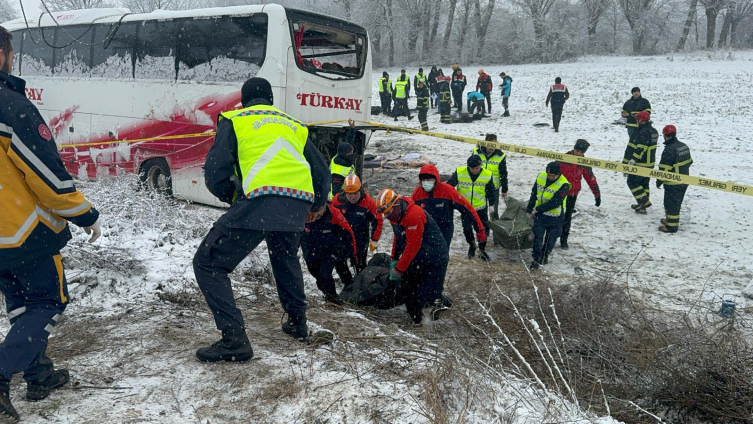 Kastamonu'da yolcu otobüsü devrildi: 6 kişi hayatını kaybetti, 33 yaralı