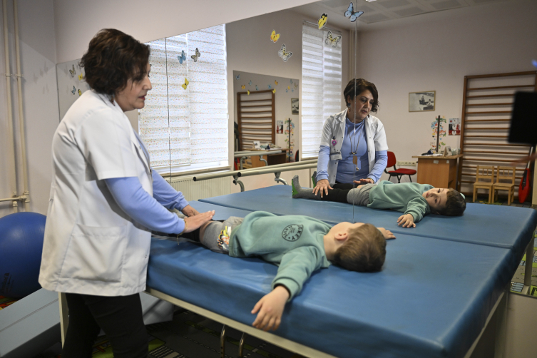 Depremde oğlunu kaybeden dede torunuyla yaşama tutundu