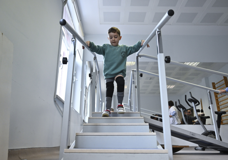 Depremde oğlunu kaybeden dede torunuyla yaşama tutundu