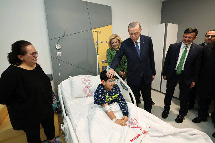 Cumhurbaşkanı Erdoğan, İzmir'de tedavi gören çocukları ziyaret etti