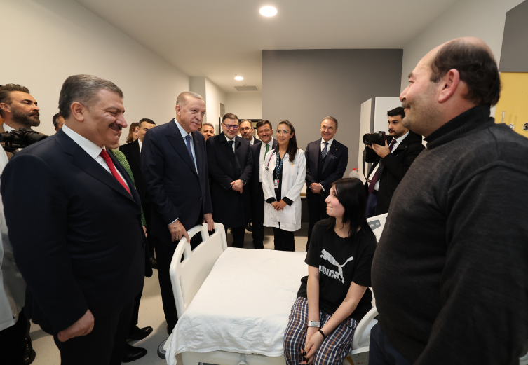 Cumhurbaşkanı Erdoğan, İzmir'de tedavi gören çocukları ziyaret etti